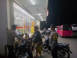 Polsek Sukalarang Patroli Toko Minimarket dan Dialogis dengan Masyarakat