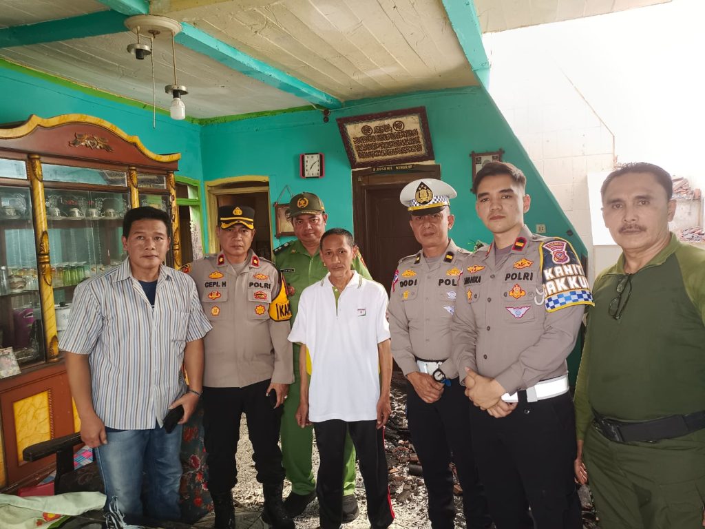 Humanis, Kapolres Sukabumi Kota Santuni Korban Kebakaran di Cikole