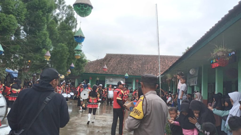 Personil Polsek Kadudampit Laksanakan Pengamanan Giat Pawai Karnaval Kenaikan Kelas dan Perpisahan 