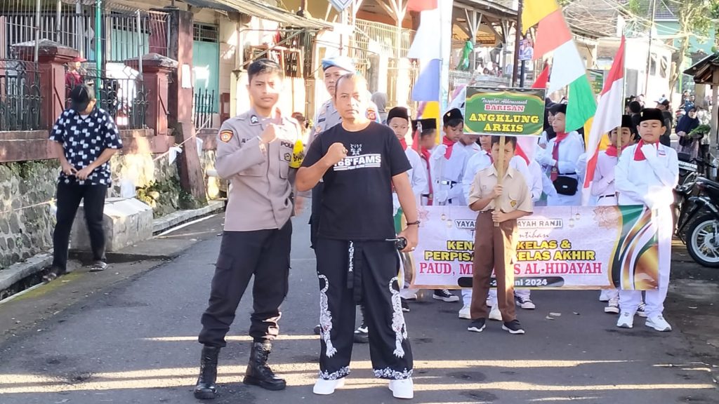 Polsek KebonpedesPolsek Kebonpedes Pengamanan Pawai Karnaval Kenaikan Dan Perpisahan Sekolah Yayasan Al Hidayah Pengamanan Pawai Karnaval Kenaikan Dan Perpisahan Sekolah Yayasan Al Hidayah