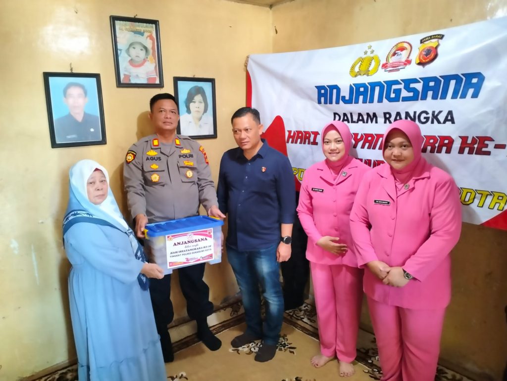 HUT Bhayangkara Ke 78. Kapolsek Baros Wujudkan Anjangsana Tali Kasih Peduli Sesama Bersama Keluarga E. Rifai