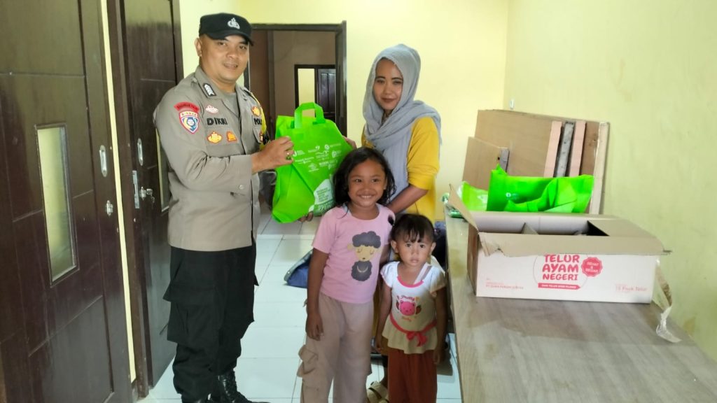 Bhabinkamtibmas Polsek Cireunghas Laksanakan Monitoring Penyaluran Bantuan Untuk Keluarga Rawan Stunting