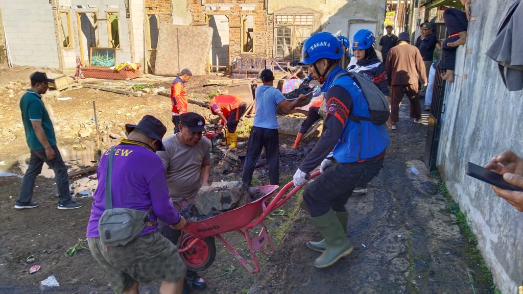 Peduli Korban Kebakaran, Polisi dan Instansi Terkait di Sukabumi Bersihkan Puing-puing