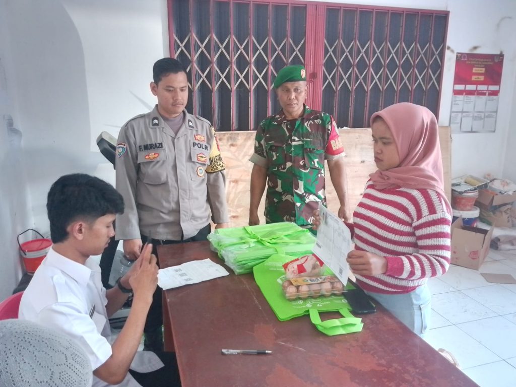 Senergitas TNI-Polri Bhabinkamtibmas Desa Semplak Polsek Sukalarang Monitoring Penyaluran ke KRS di Aula Desa