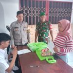 Senergitas TNI-Polri Bhabinkamtibmas Desa Semplak Polsek Sukalarang Monitoring Penyaluran ke KRS di Aula Desa