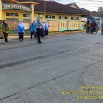 Wujud Kepedulian, Polisi Bantu Anak-Anak Sekolah Menyeberang Jalan