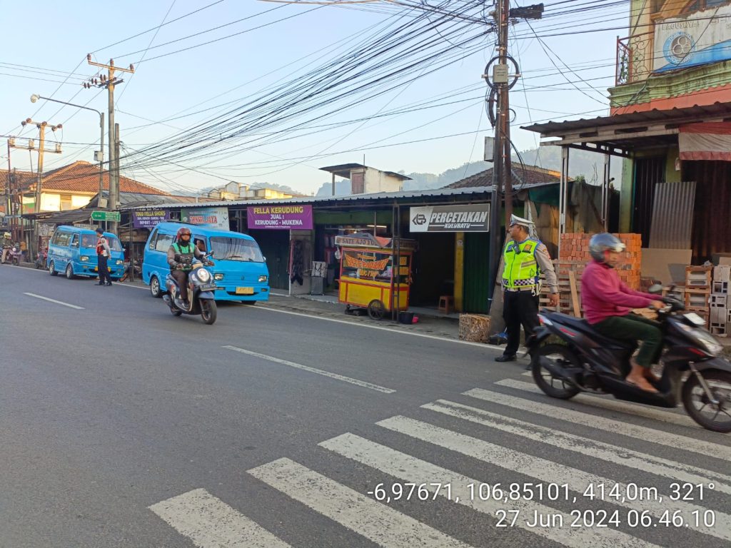 Anggota Polsek Gunungguruh Laksanakan Gatur Lalin Pagi Di Pangleseran