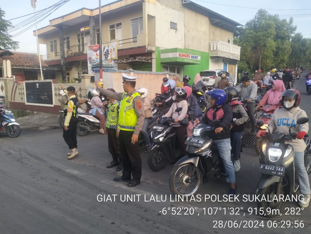 Unit Lantas Polsek Sukalarang Laksanakan Gatur Lain Saat Jam Masuk Karyawan