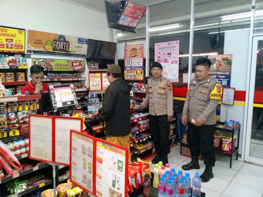 Anggota Samapta Polsek Sukalarang Laksanakan Patroli Malam Sambang Minimarket