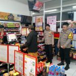 Anggota Samapta Polsek Sukalarang Laksanakan Patroli Malam Sambang Minimarket