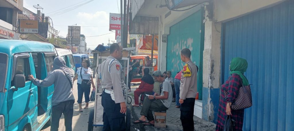 Kapolsek Citamiang Patroli Dialogis dan Sambangi Warga