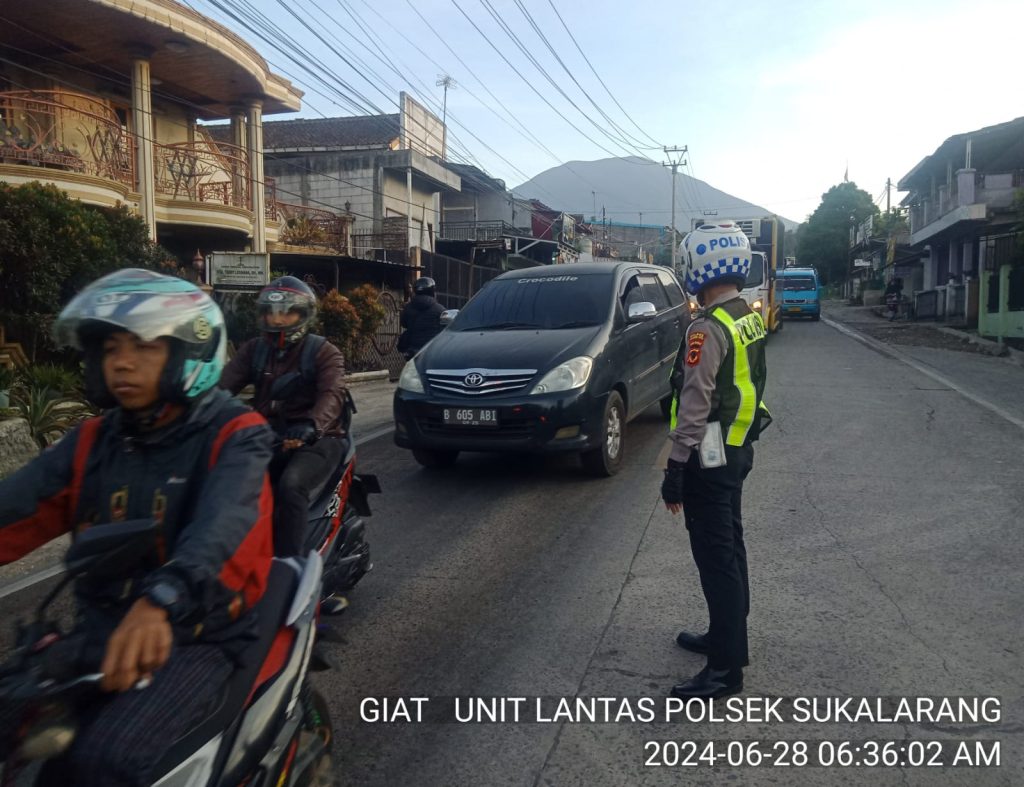 Unit Lantas Polsek Sukalarang Atur Lalu Lintas di Lokasi Perbaikan Jalan Coran