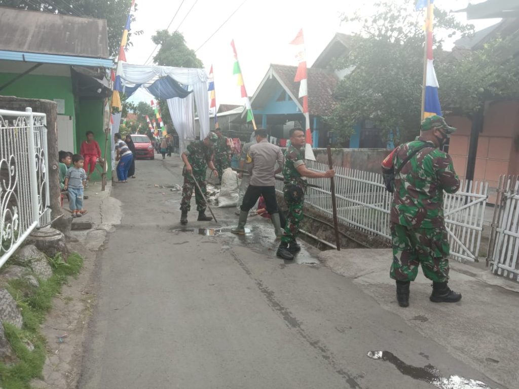 Peduli Lingkungan Polsek Kadungora Ajak Warga Melakukan Jum’at Bersih