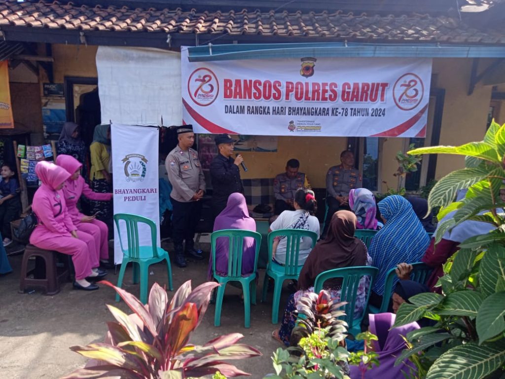 Polres Garut Salurkan Ratusan Bantuan Sosial Di Desa Situgede