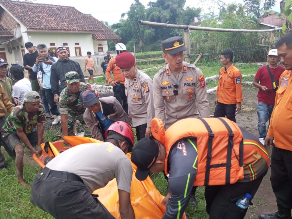 Polsek Tarogong Kaler Cek TKP Anak Tenggelam di Situ Ciburial