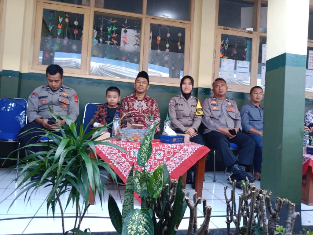 Bhabinkamtibmas Polwan Hadiri Acara Perpisahan Kelas VI SDN Warudoyong