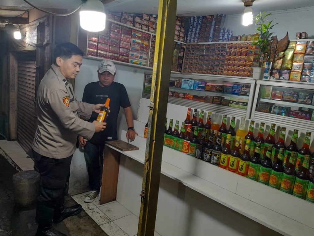 Sita 2 botol miras. Tingkatkan Harkamtibmas Kapolsek Warudoyong gencarkan Operasi Miras.