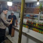 Sita 2 botol miras. Tingkatkan Harkamtibmas Kapolsek Warudoyong gencarkan Operasi Miras.