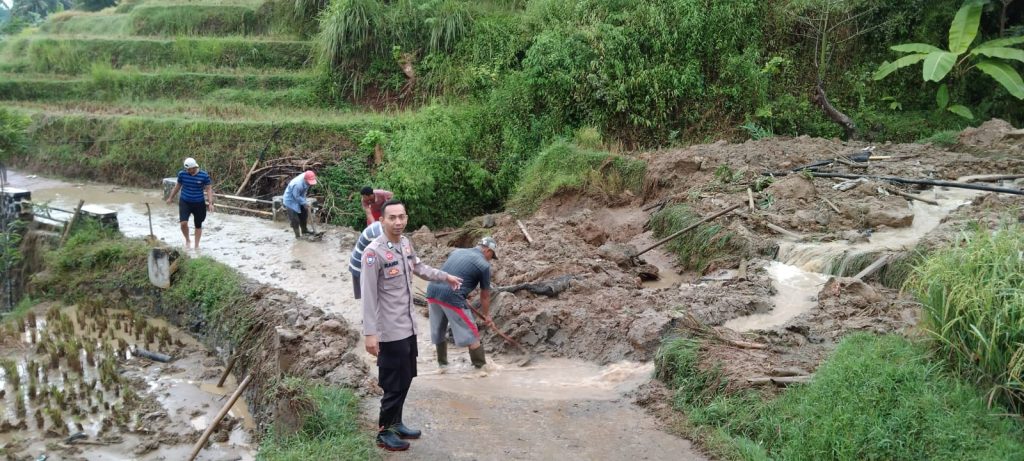 Polsek Banjarwangi Bersama Warga Bersihkan Jalan Terkena Longsor