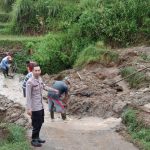 Polsek Banjarwangi Bersama Warga Bersihkan Jalan Terkena Longsor