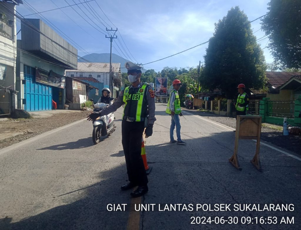 Unit Lantas Polsek Sukalarang Atur Lalu Lintas di Lokasi Perbaikan Jalan Coran