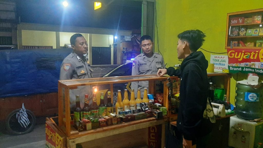 Cegah Peredaran Miras, Polsek Sukalarang Laksanakan Patroli KRYD Gencarkan Razia Miras Ke Kios Jamu