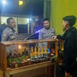 Cegah Peredaran Miras, Polsek Sukalarang Laksanakan Patroli KRYD Gencarkan Razia Miras Ke Kios Jamu