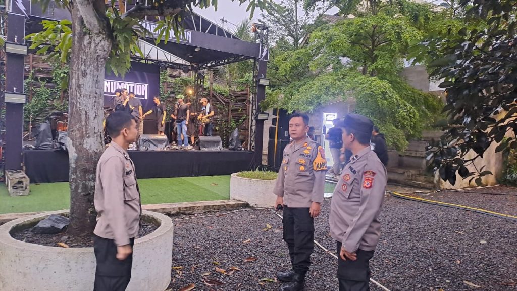 Kapolsek Citamiang Gelar Apel Pengamanan Kegiatan Hari Musik Keras Di Bumi Arsa Café Kecamatan Citamiang Kota Sukabumi.