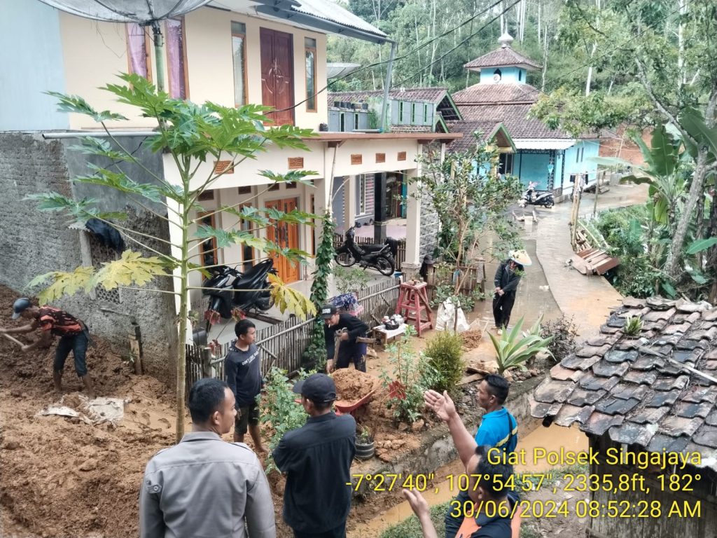 Polsek Singajaya Cek TKP Tanah Longsor