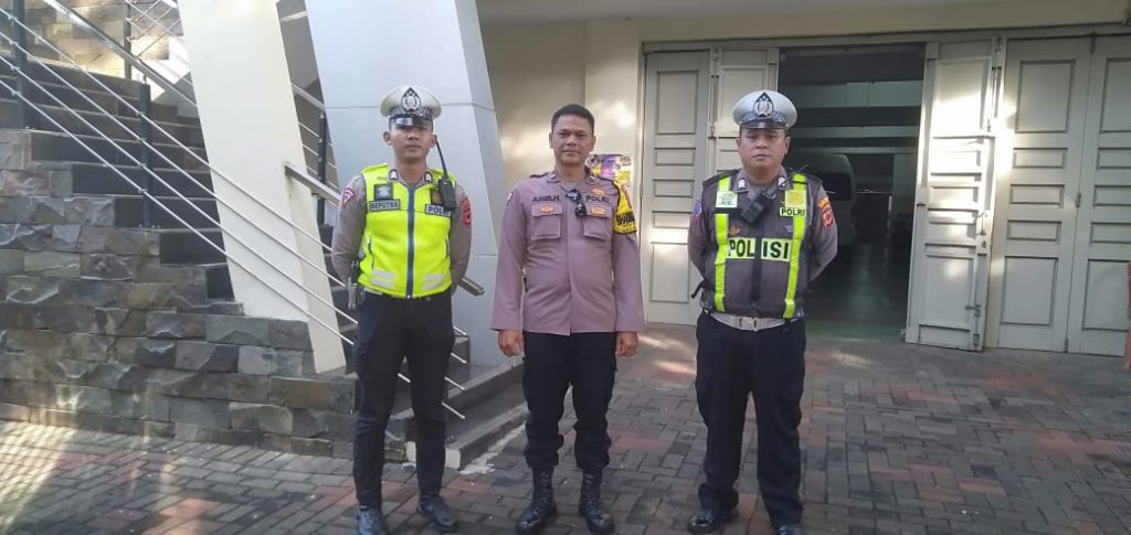 Kapolsek Sukabumi gelar Pengamanan Minggu Kasih Kebaktian Ibadah Minggu Pagi di Gereja GKI Penginjil Sukabumi.