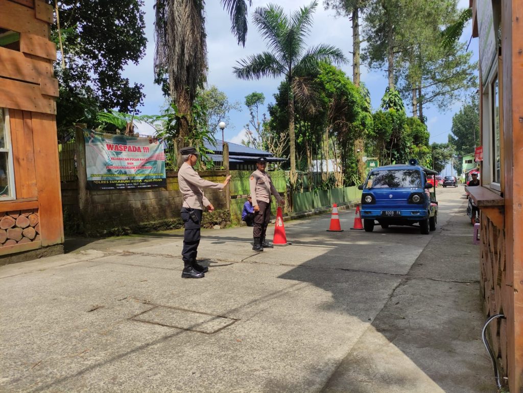 Personil Polsek kadudampit Melaksanakan giat Patroli tempat wisata situgunung.