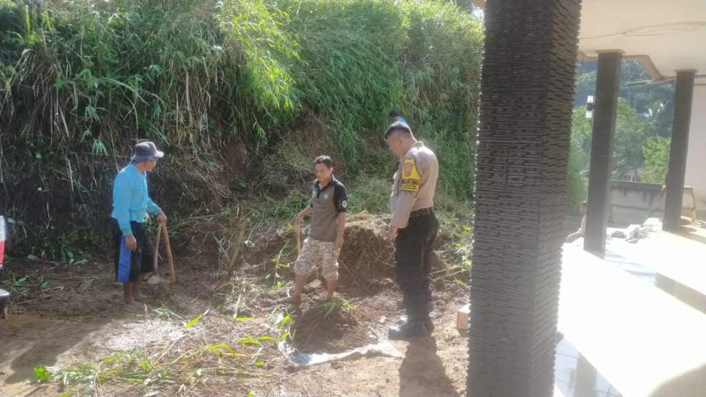 Polsek Kadudampit Polres Sukabumi Kota Kerja Bakti di Lokasi Bencana Longsor