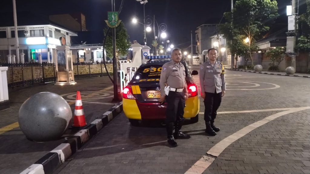 Pantau Situasi Wilayah, Polsek Cikole Laksanakan Patroli Pada Malam Hari