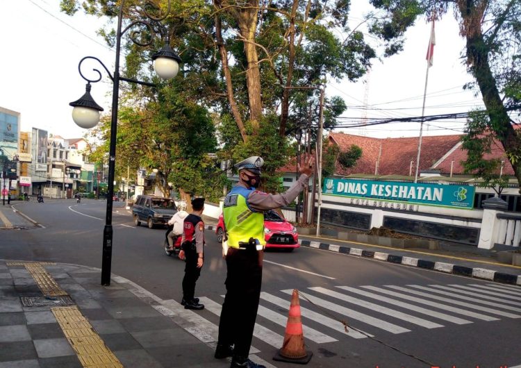 Lantas Polsek Cikole Laksanakan Giat Pengaturan Di Pagi Hari