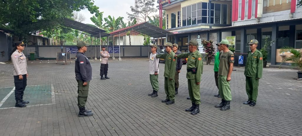 Semangat dan Antusias, Polsek Baros Tingkatkan Penyuluhan dan Bimbingan Kemampuan Anggota Linmas