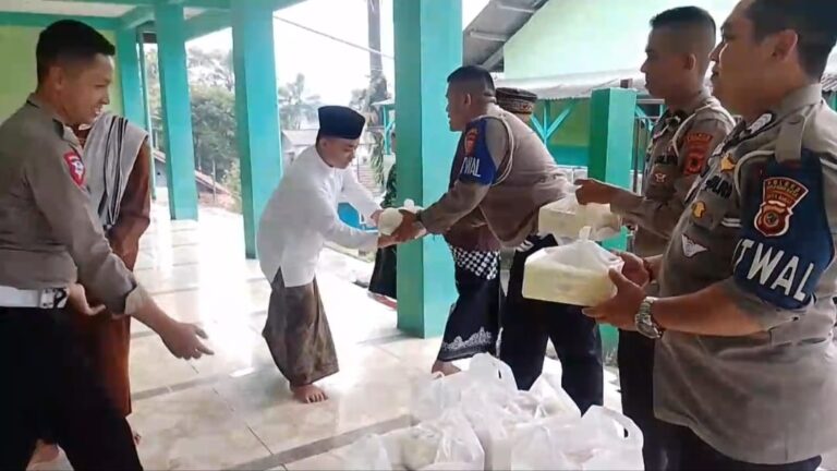 Polres Sukabumi Kota Bagi-bagi Ratusan Nasi Kotak Usai Shalat Jum’at