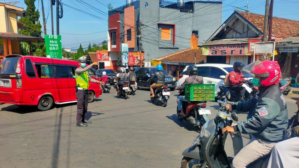 Gatur Lalu Lintas Polsek Warudoyong Paska melintas Kereta Api Pangrango