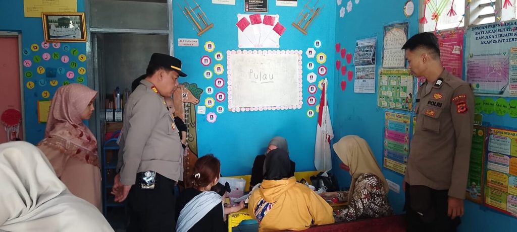 Langkah Pencegahan Stunting, Kapolsek Sukalarang Monitoring Pemeriksaan Kesehatan di Posyandu