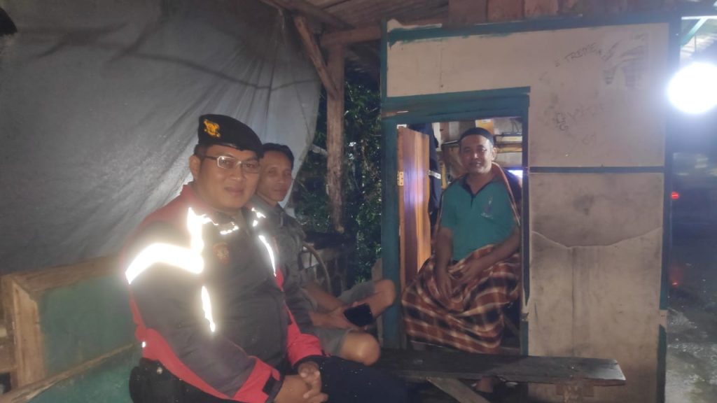 Polsek Kebonpedes Patroli Dialogis Sampaikan Himbauan Kamtibmas Cegah Kejahatan Malam Hari