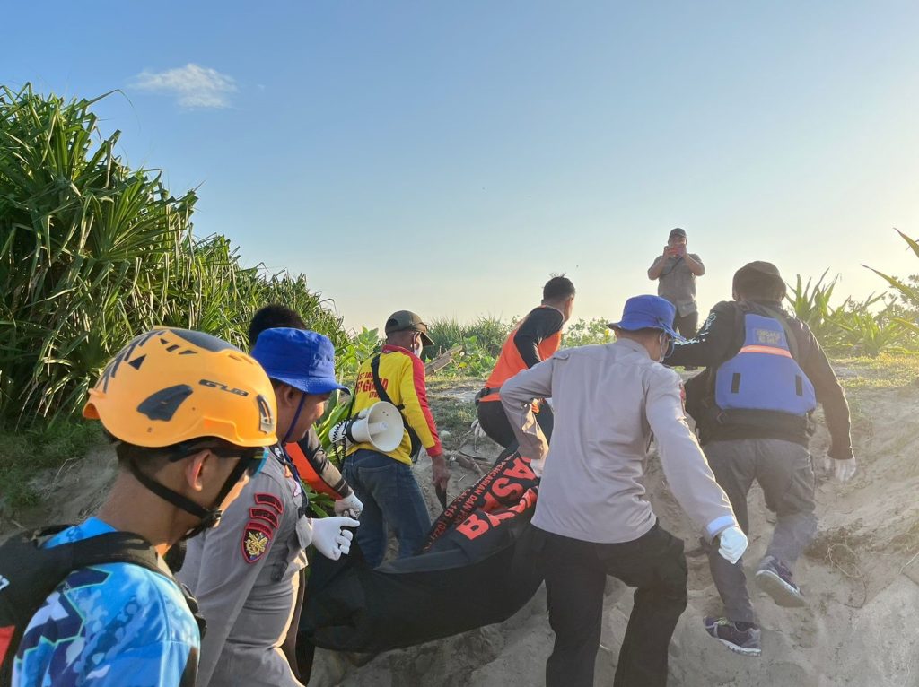 Sat Polairud Polres Garut Bersama Tim SAR Gabungan Temukan 1 Korban Terseret Ombak