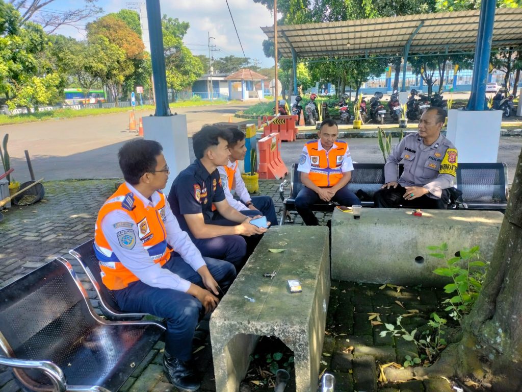 Efisienkan kemitraan kamtibmas. Bhabinkamtibmas sambangi terminal KH. Ahmad Sanusi Tingkatan Harkamtibmas