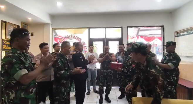 Sinergitas TNI-POLRI Semakin Solid Koramil 1109 Leles Ucapkan Selamat Ulang Tahun Bhayangkara Ke 78 Tahun 2024