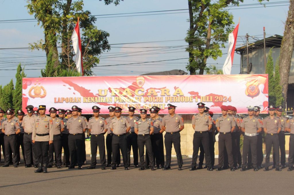 Kapolres Garut Pimpin Upacara Korps Raport Kenaikan Pangkat Anggota Polres Garut