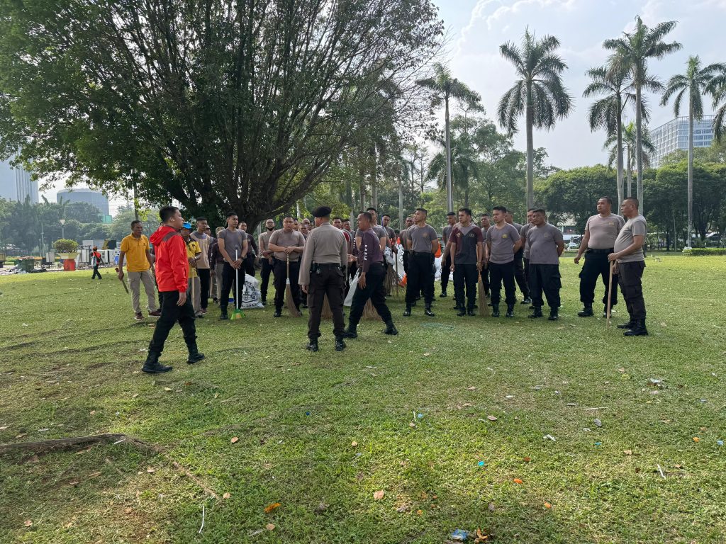 Polri Lakukan Bersih-bersih Usai Pesta Rakyat di Monas