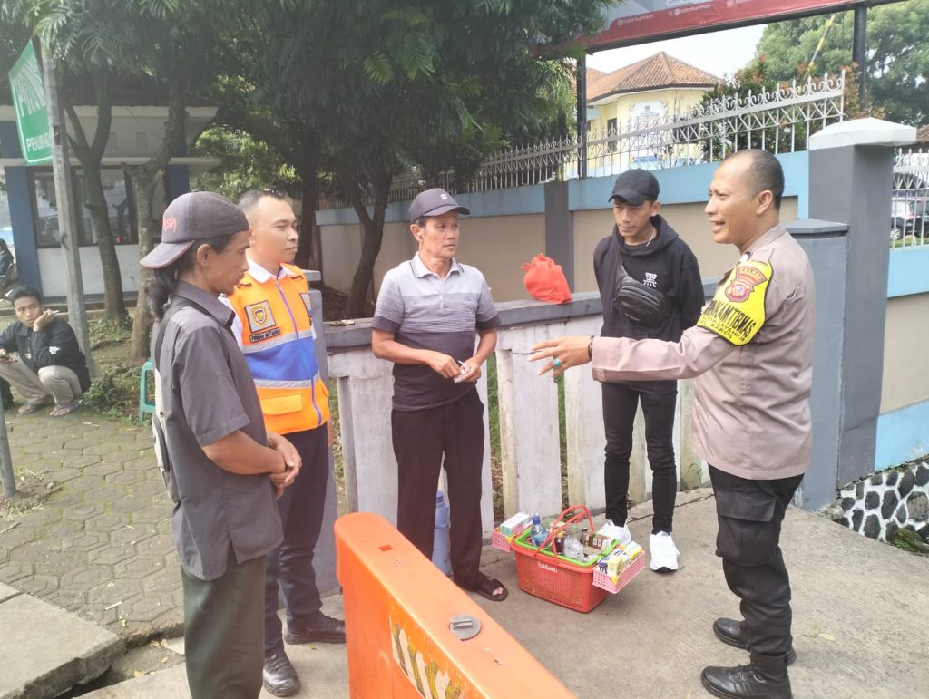 Sambang Kamtibmas, Bhabinkamtibmas Sudajayahilir pantau situasi terminal dalam tingkatkan Kenyamanan dan keamanan