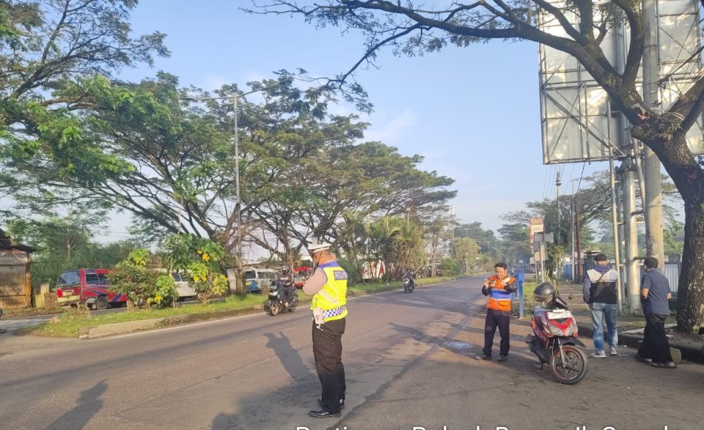 Gatur Lalin Pagi, Bentuk Pelayanan Personil Polsek Baros Kepada Masyarakat.