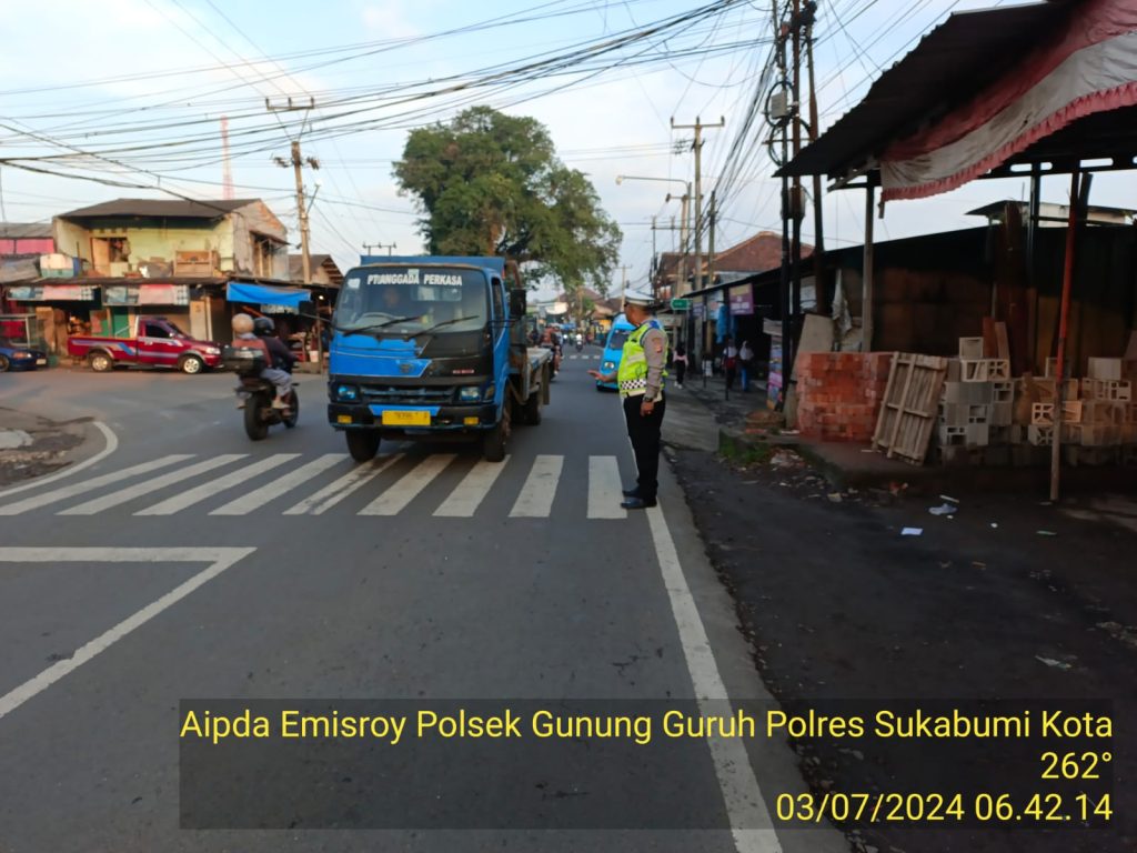 Antisipasi kemacetan pagi, anggota polsek Gunungguruh laksanakan gatur lalin pagi di simpang tiga pangleseran