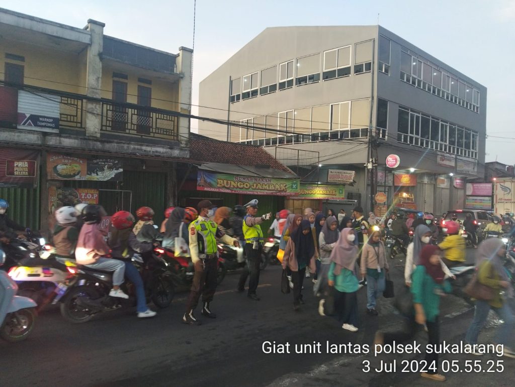 Antisipasi Kemacetan Pagi, Unit Lantas Polsek Sukalarang Melaksanakan Gatur Lalin Saat Jam Masuk Karyawan