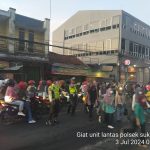 Antisipasi Kemacetan Pagi, Unit Lantas Polsek Sukalarang Melaksanakan Gatur Lalin Saat Jam Masuk Karyawan