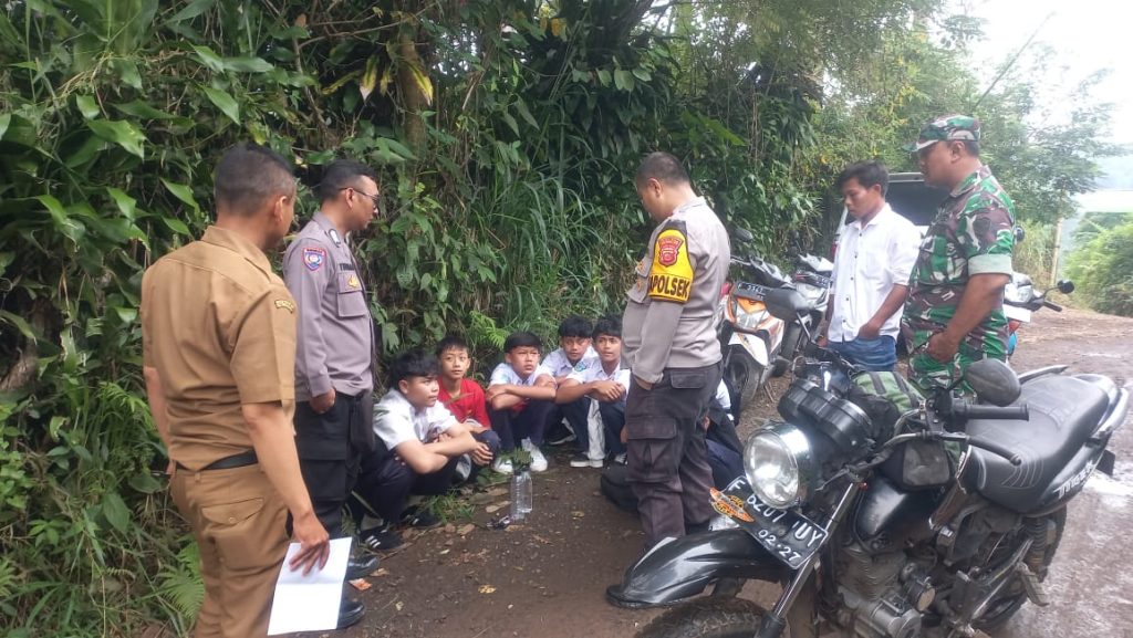 Polsek sukabumi melakukan patroli untuk mewujudkan ketertiban di wilayah hukum Polsek Sukabumi